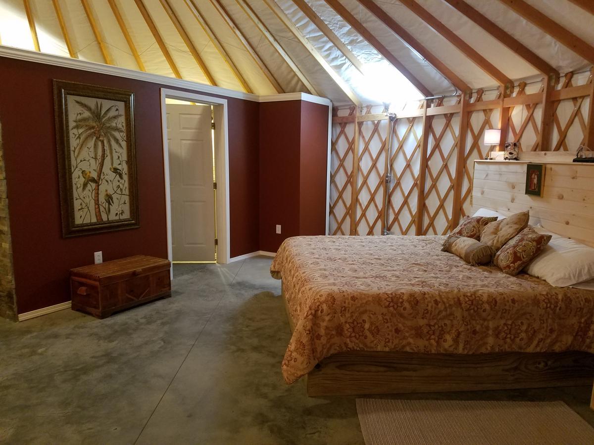 Yale Manor B&B & Yurt Glamping Экстерьер фото