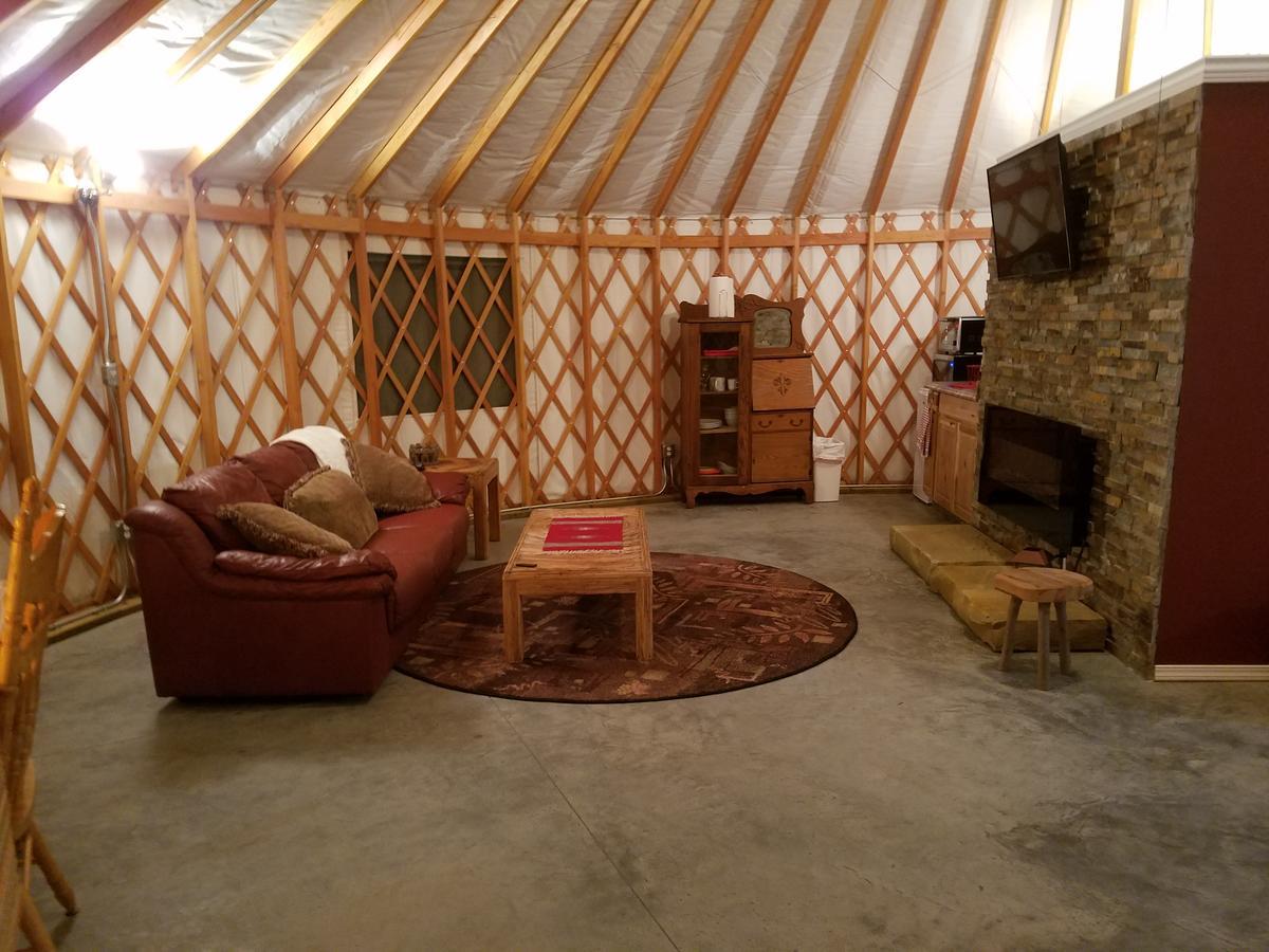 Yale Manor B&B & Yurt Glamping Экстерьер фото