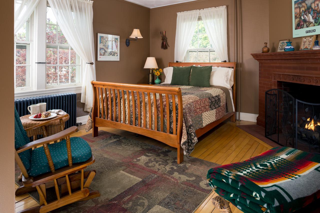 Yale Manor B&B & Yurt Glamping Экстерьер фото