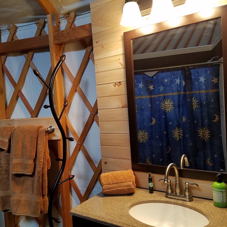 Yale Manor B&B & Yurt Glamping Экстерьер фото