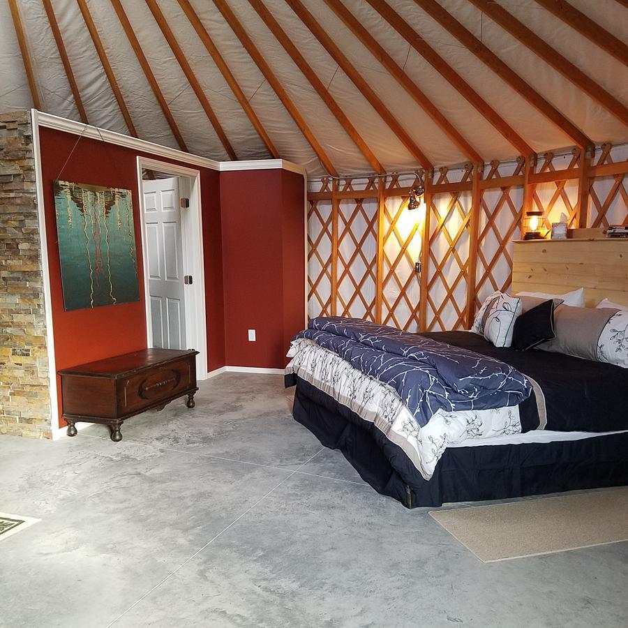 Yale Manor B&B & Yurt Glamping Экстерьер фото